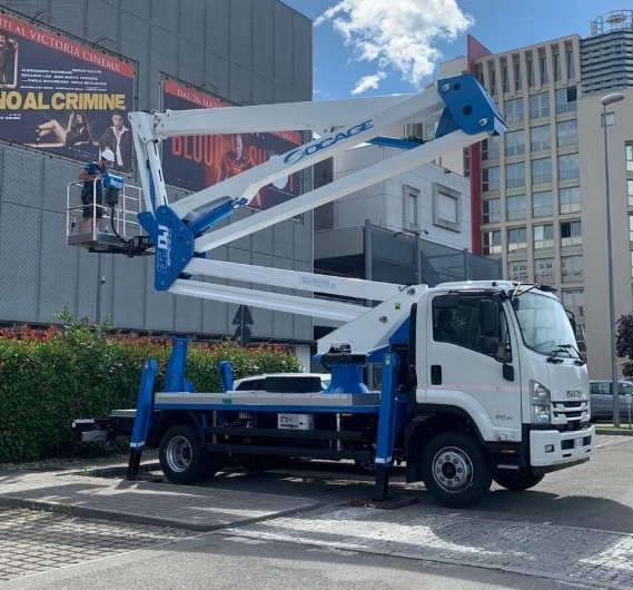 Isuzu F3 R90 con piattaforma aerea Socage da 32 metri, vista completa