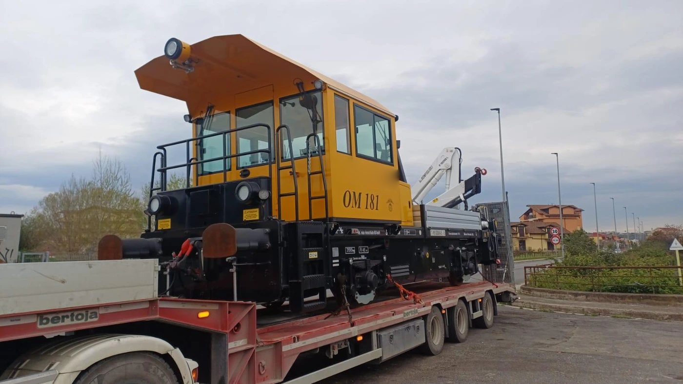 OM181 motocarrello ferroviario con caricatore, vista frontale ravvicinata durante il trasporto
