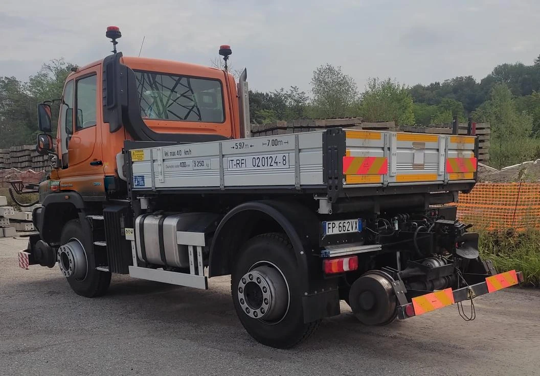 Unimog U423 strada-rotaia con cassone ribaltabile, vista posteriore